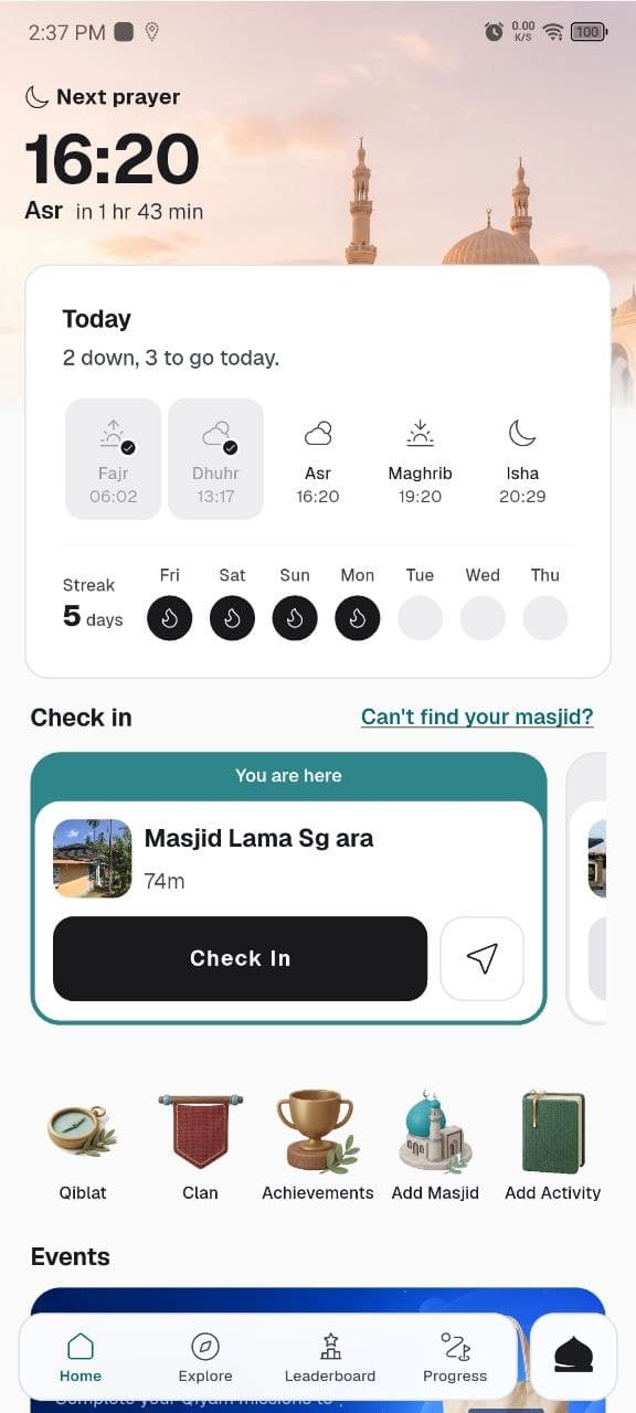 Paparan aplikasi Qiyam yang menunjukkan daftar masuk masjid dan rekod kehadiran